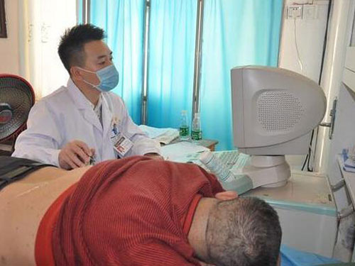 岳阳济和医院义诊进社区 老人乐呵呵